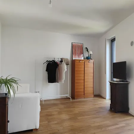 Homestay Avea - Accessible Downtown Retreat Near Hofgarten